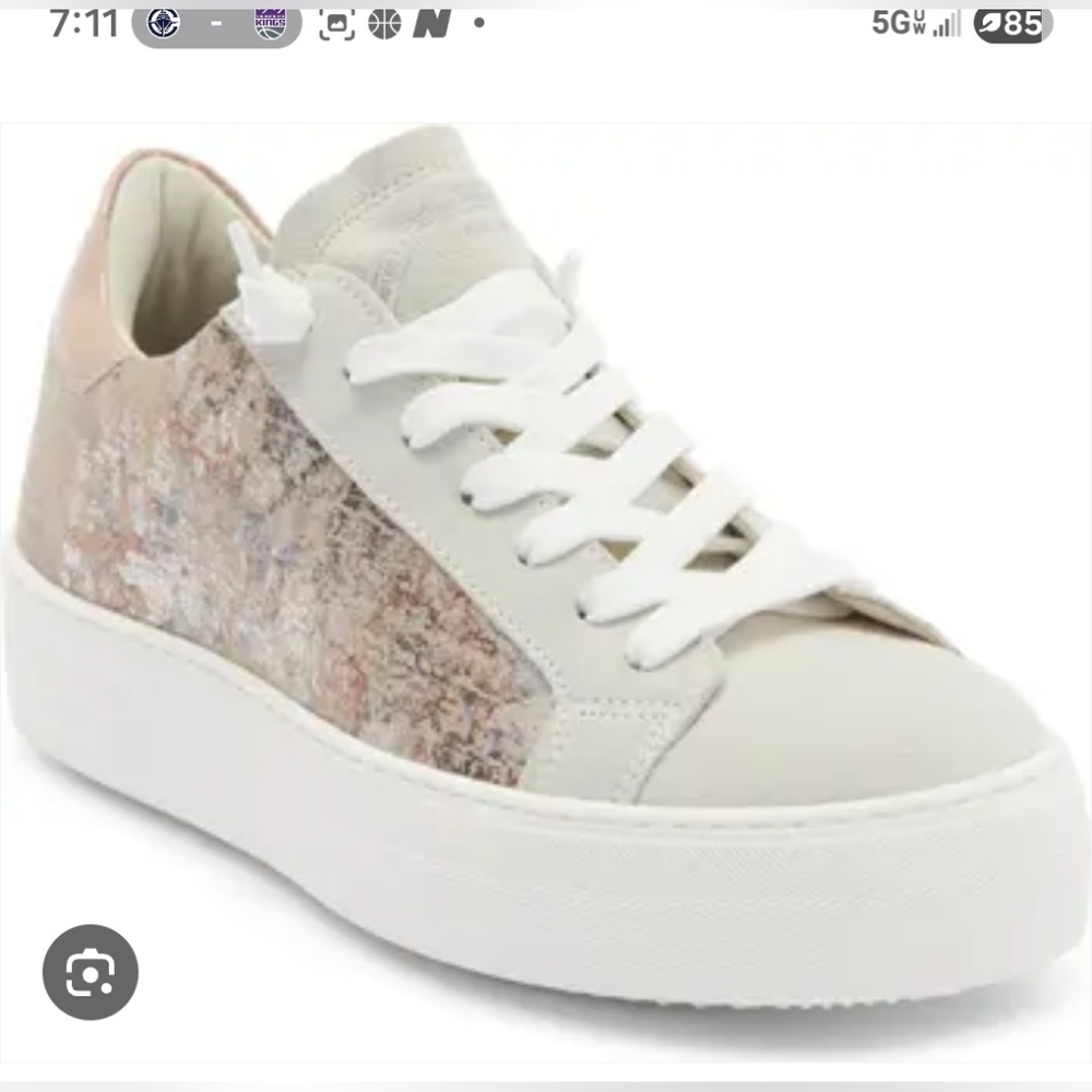 Size. 10.5 P448. Women's Stylish Sneakers in Cream and Pink